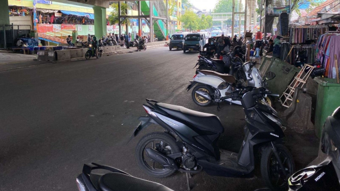 Parkir liar motor di Pasar Tanah Abang, Jakarta Pusat.