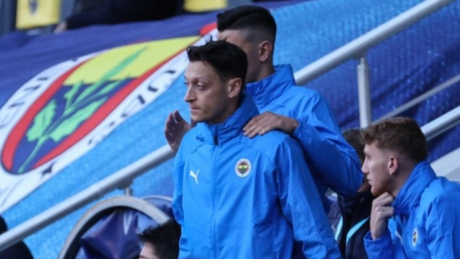 Pemain Fenerbahce, Mesut Oezil, menunjukkan raut wajah kesal. 