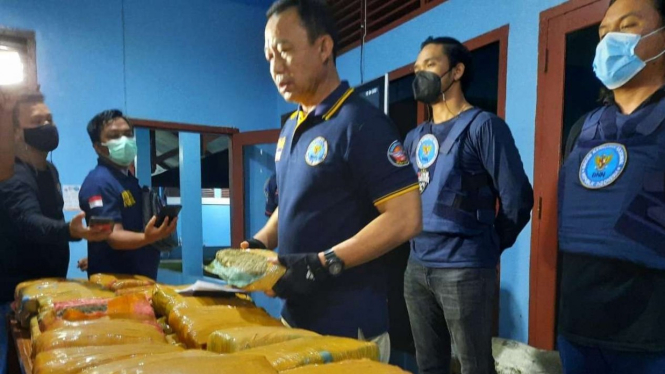 Petugas amankan ganja dengan modus paket ikan asin.