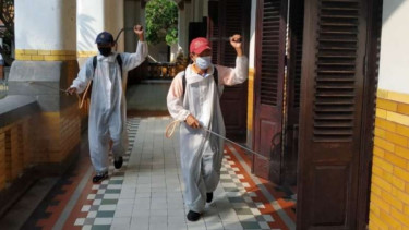 Petugas menyemprotkan disinfektan di Lawang Sewu.