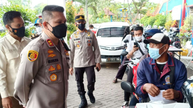 Vaksinasi drive thru Polresta Malang Kota di Stadion Gajayana.