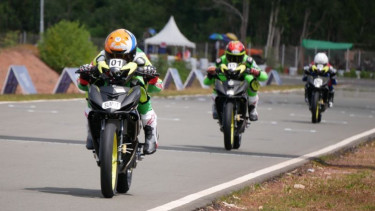 Ilustrasi pembalap menjalani sesi kualifikasi road race kelas standar beregu PON
