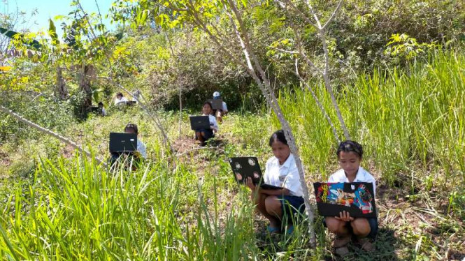 Siswa SMPN 11 Poco Ranaka Timur, Manggarai Timur, NTT Kerjakan ANBK di Bukit