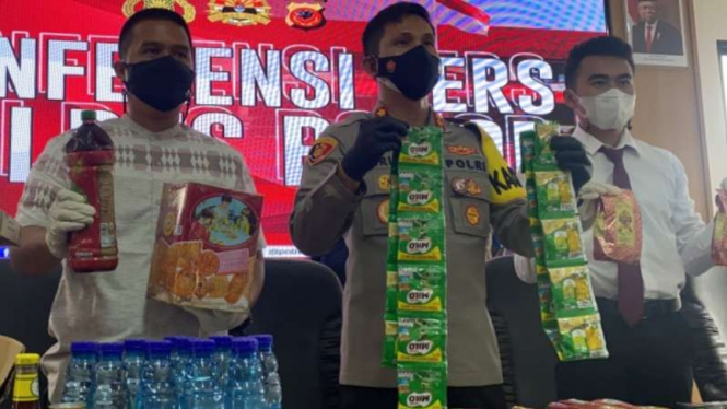 Polres Bogor bongkar bisnis makanan kadaluarsa.