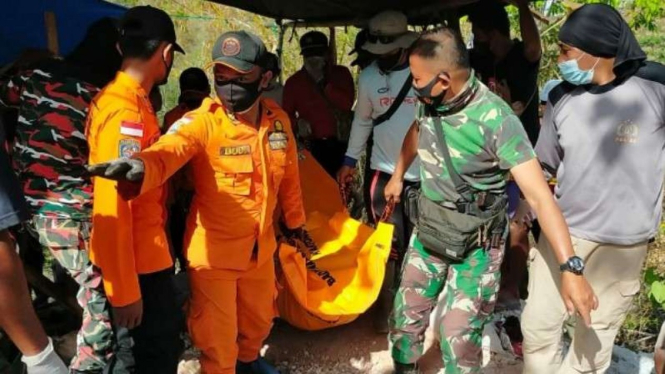 Proses evakuasi penambang emas ilegal di NTB.