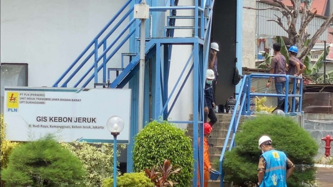 Gardu Induk Kebon Jeruk PLN terbakar.