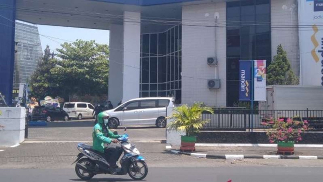 Seorang pengendara tengah melintasi Bank Mandiri Kantor Cabang Kudus, Jawa Tengah, Jalan Jenderal Sudirman Kudus, Kamis, 7 Oktober 2021.
