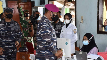 VIVA Militer: Danlantamal III Jakarta tinjau serbuan vaksinasi di Babel