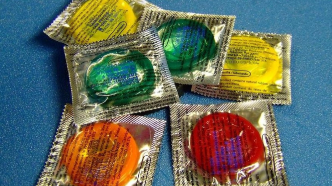 Pasangan bisa sepakat untuk melakukan hubungan seksual namun ketika kemudian salah satunya melepaskan kondom tanpa persetujuan maka hal tersebut disebut stealthing. (Flickr: peachy92)