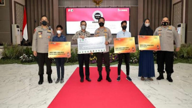 Polda Jatim memberikan kartu pelayanan kesehatan anak yatim piatu korban COVID