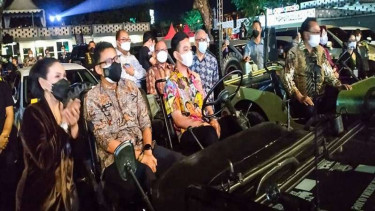 Menparekraf Sandiaga Uno dan Wali Kota Solo Gibran menyaksikan pentas seni