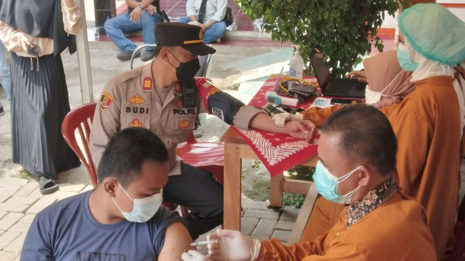  Vaksinasi di TPS 4 Desa Bojong Kamal, Kecamatan Legok, Kabupaten Tangerang.