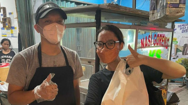 Eks Pegawai KPK Juliandi Tigor Simanjuntak jualan nasi goreng.