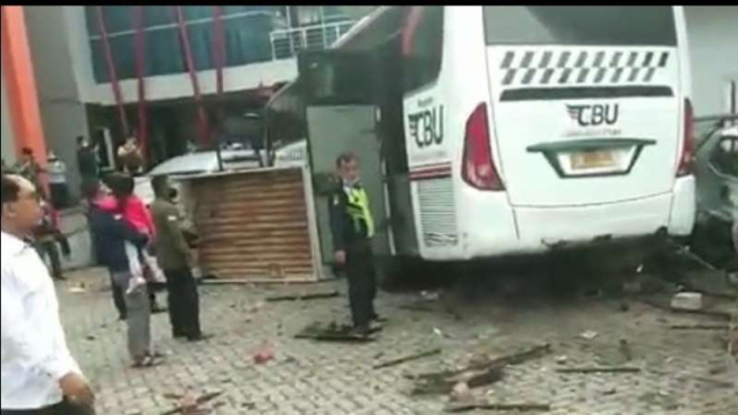 Bus penumpang Cahaya Bakti Utama menghantam dan menerobos masuk kantor tol PT Marga Sarana Jabar hingga menabrak empat mobil setelah keluar Tol BORR (Jalan Tol Lingkar Luar Bogor atau Bogor Outer Ring Road), Senin, 11 Oktober 2021.