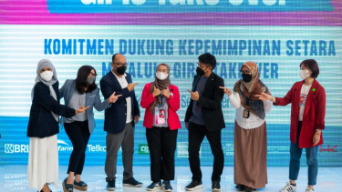 Direktur Utama Telkomsel Hendri Mulya Syam (dua kanan) dan Putri Gayatri (tengah).
