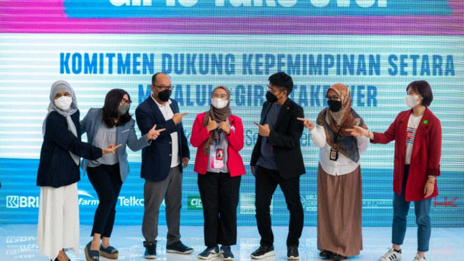 Direktur Utama Telkomsel Hendri Mulya Syam (dua kanan) dan Putri Gayatri (tengah).