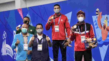 Anies Baswedan bersama tim renang PON DKI