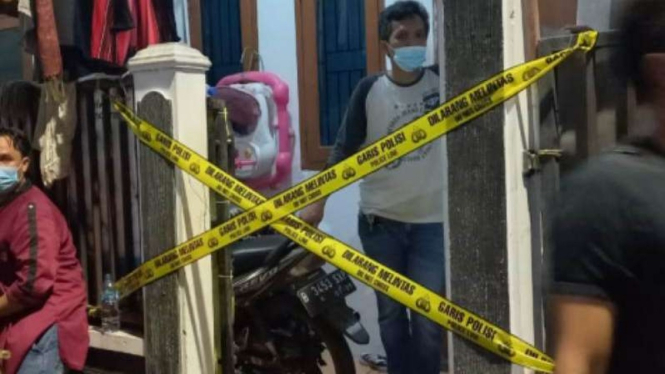 Polisi memasang garis polisi di kontrakan tempat almarhum gantung diri.