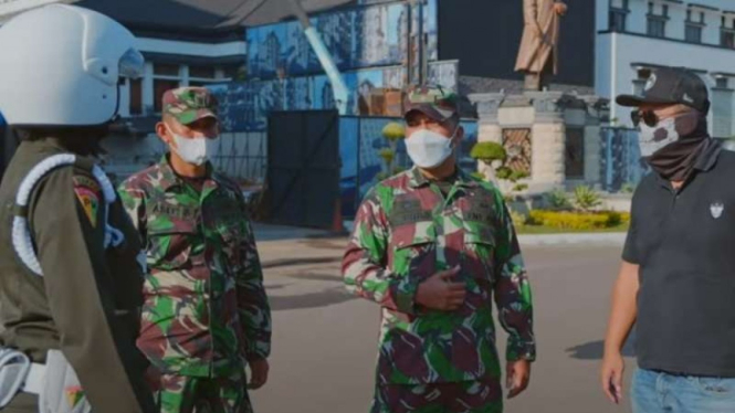 VIVA Militer: Youtuber Om Mobi disetop anggita Polisi Militer TNI Angkatan Darat
