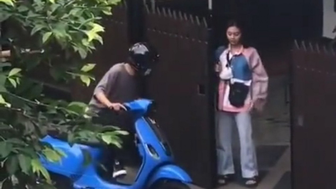 Sepasang kekasih pakai motor Vespa