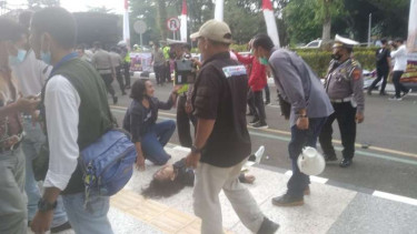 Seorang mahasiswa kejang-kejang dalam aksi unjuk rasa di Tangerang