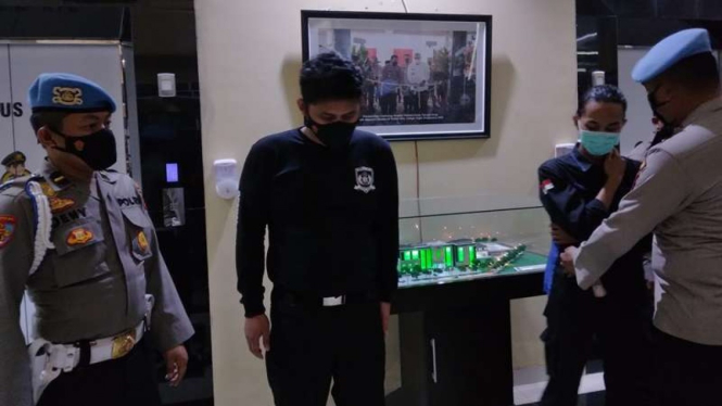 Brigradir NP, polisi yang membanting mahasiswa saat demo minta maaf
