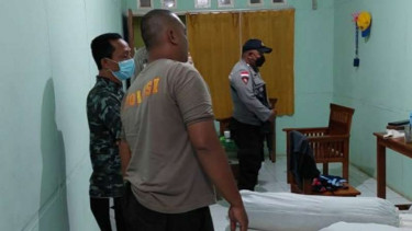 Polisi memeriksa kamar kontingen PON XX asal Nusa Tenggara Barat di Wisma Anggrek, Kabupaten Merauke, Papua, pada Rabu malam, 13 Oktober 2021, tak lama setelah ruangan dibobol oleh maling dan sejumlah barang di dalamnya dijarah.
