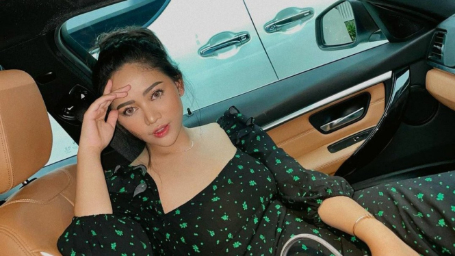 Rachel Vennya di mobil mewah