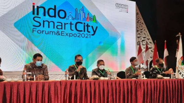 Wali Kota Bogor Bima Arya Sugiarto bersama Wali Kota Solo Gibran Rakabumi Raka dan Wali Kota Makassar Mohammad Ramdhan Pomanto dalam forum Indo Smart City Forum & Expo 2021 di The Rich Jogja Hotel, Yogyakarta, Rabu, 13 Oktober 2021.