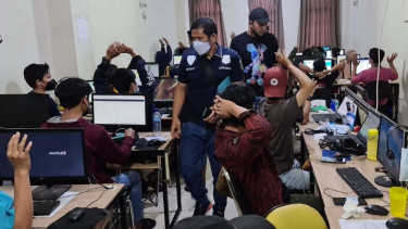 Penggerebekan kantor pinjaman online (pinjol) di Cengkareng.
