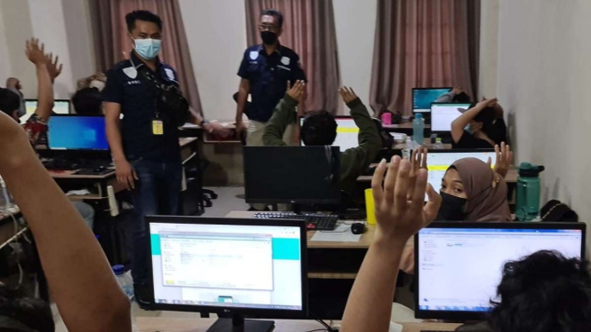 Penggerebekan kantor pinjol di ruko Cengkareng, Jakarta Barat.