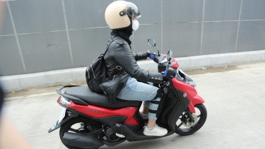 pengendara sepeda motor wanita