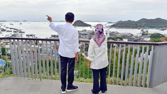 Presiden Jokowi dan Ibu Negara Iriana di Puncak Waringin, Labuan Bajo.