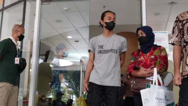 Mahasiswa korban yang dibanting oleh aparat polisi.