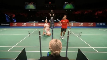 Anthony Sinisuka Ginting melawan Viktor Axelsen di Thomas Cup