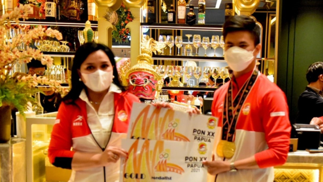 Penyerahan bonus kepada atlet wushu DKI Jakarta di PON XX Papua