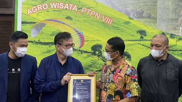 Menteri Sandi serahkan sertifikan CSHE ke PTPN.