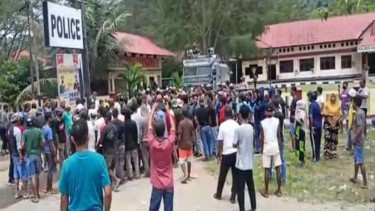Keluarga korban pemerkosaan geruduk Mapolres Halmahera Tengah