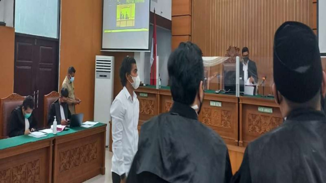 Briptu Fikri (kemeja putih), terdakwa kasus penembakan laskar FPI