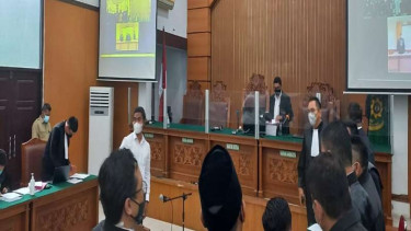 Briptu Fikri (kemeja putih), terdakwa kasus penembakan laskar FPI