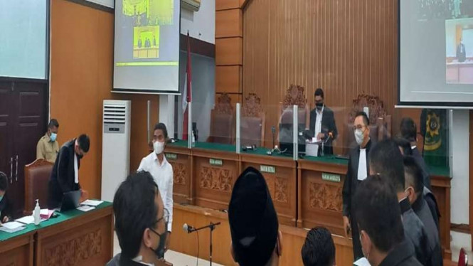 Briptu Fikri (kemeja putih), terdakwa kasus penembakan laskar FPI