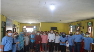 Kegiatan bersama masyarakat di balai desa Maileppet, Pulau Siberut Selatan, Kepulauan Mentawai (Courtesy: Robby Jannatan)