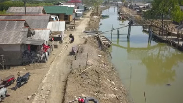 Warga Desa Pantai Bahagia di Muara Gembong Bekasi terdampak abrasi