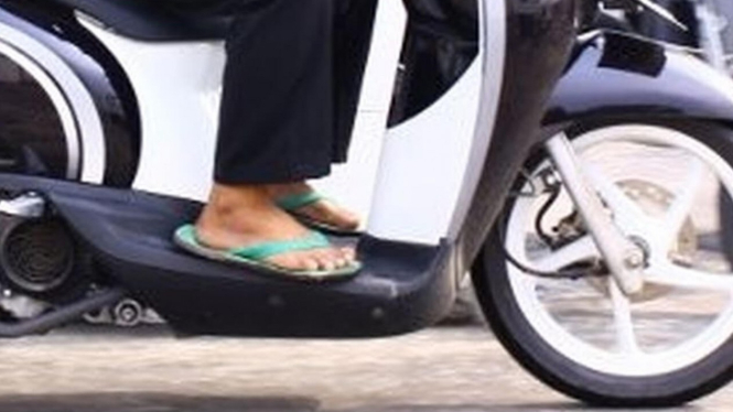 Naik Motor Pakai Sendal.