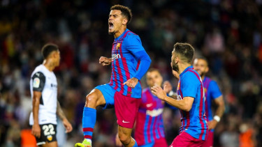 Philippe Coutinho cetak gol ke gawang Valencia