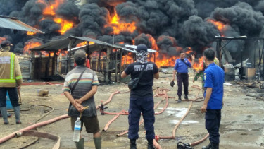 Gudang minyak ilegal di Jambi meledak.