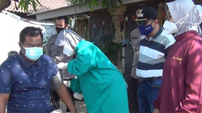 Vaksinasi di perbatasan Semarang-Kendal, Senin, 18 Oktober 2021.