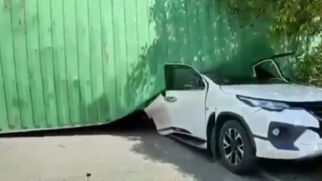Viral Fortuner Kapolsek Tertimpa Kontainer (Instagram/lintas.patroli)