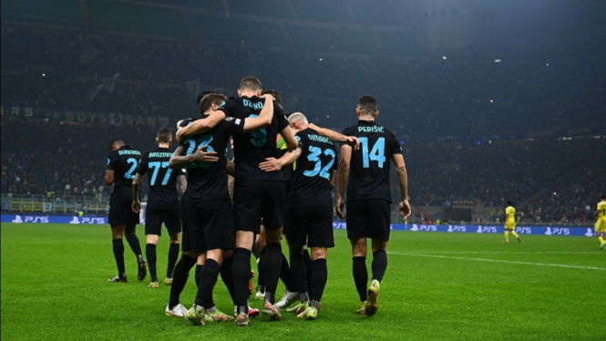 Para pemain Inter Milan merayakan gol. 