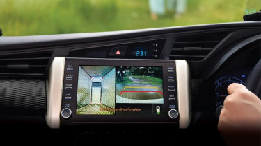 Ilustrasi kamera 360 derajat di head unit mobil.